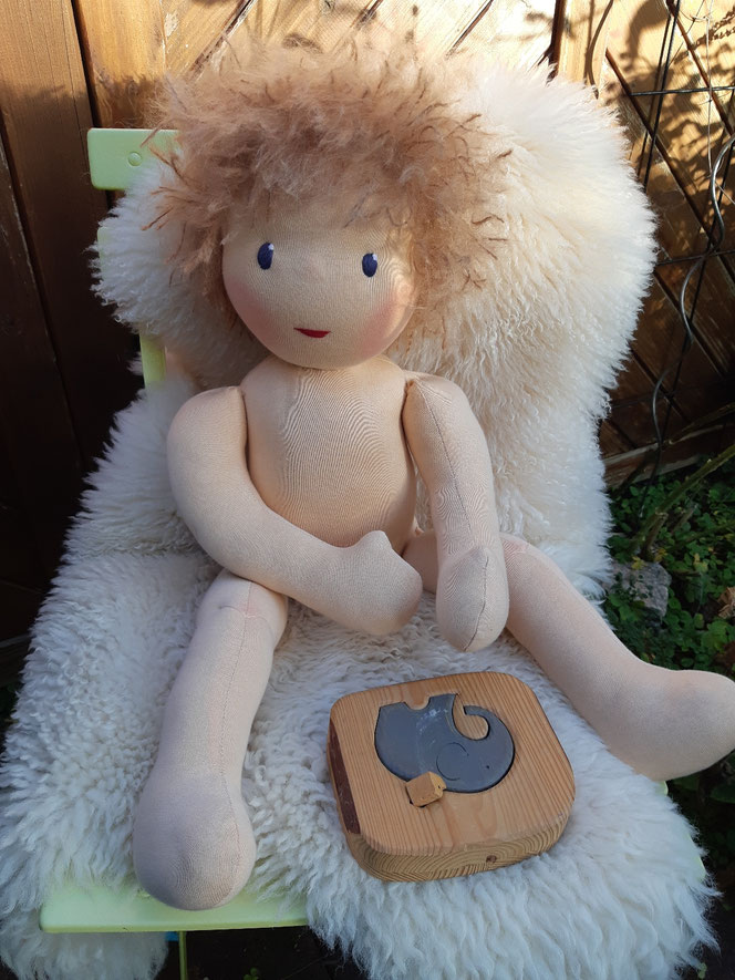 Therapiepuppe für die Kinderphysiotherapie nach z.B. Vojta oder Bobath, Demopuppe, Schulungspuppe, Übungspuppe, weiche bewegliche Therapiepuppe mit anbeugbaren Gliedern, handgemachte Stoffpuppe kaufen, Waldorfart, flexible lebensgroße Babypuppe