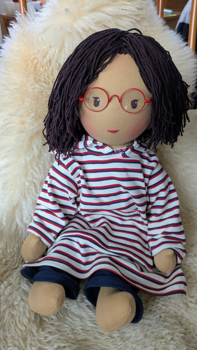 asiatische Puppe, POC-Puppe, Vielfalt und Repräsentation im Kinderzimmer, diverse Puppen, Empowerment, handgemachte Stoffpuppe kaufen, Waldorfart, individuelle Wunschpuppe, eigene Puppe herstellen lassen, die aussieht wie mein Kind, vorurteilsfrei erziehe