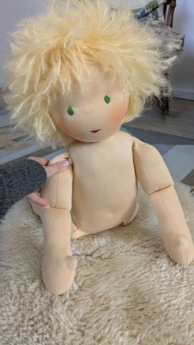 Therapiepuppe für die Kinderphysiotherapie nach z.B. Vojta oder Bobath, Demopuppe, Schulungspuppe, Übungspuppe, weiche bewegliche Therapiepuppe mit anbeugbaren Gliedern, handgemachte Stoffpuppe kaufen, Waldorfart, flexible lebensgroße Babypuppe
