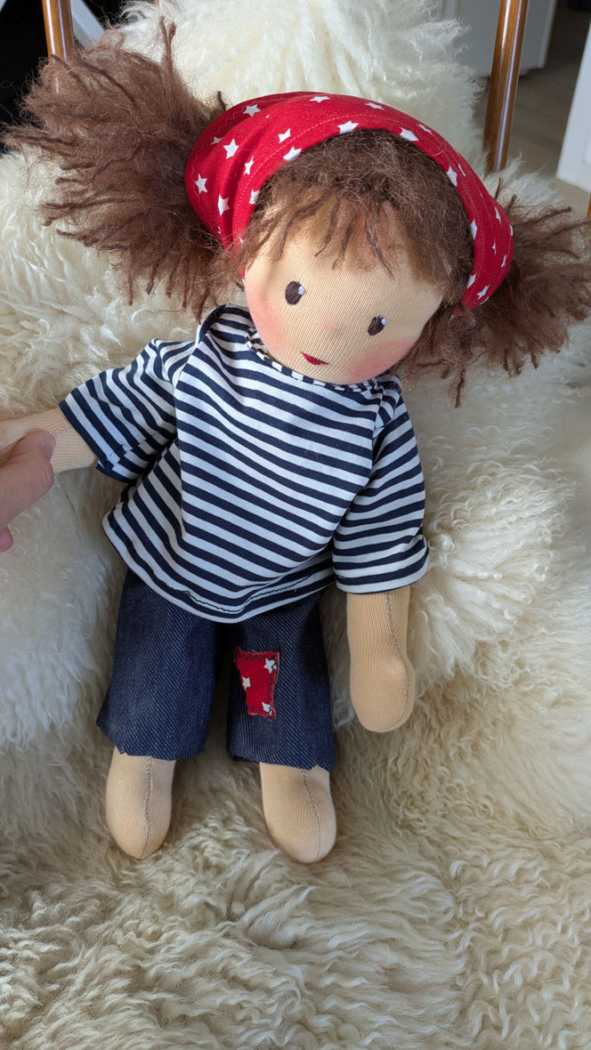 handgemachte Stoffpuppe kaufen, Piratenpuppe, Piratenmädchen, Waldorfart, eigene Puppe anfertigen lassen, individuelle Wunschpuppe, Puppenhandwerk, genderneutrale Puppe, Puppe die aussieht wie mein Kind, toughe coole Puppe, Kinder stärken, Kinder empowern