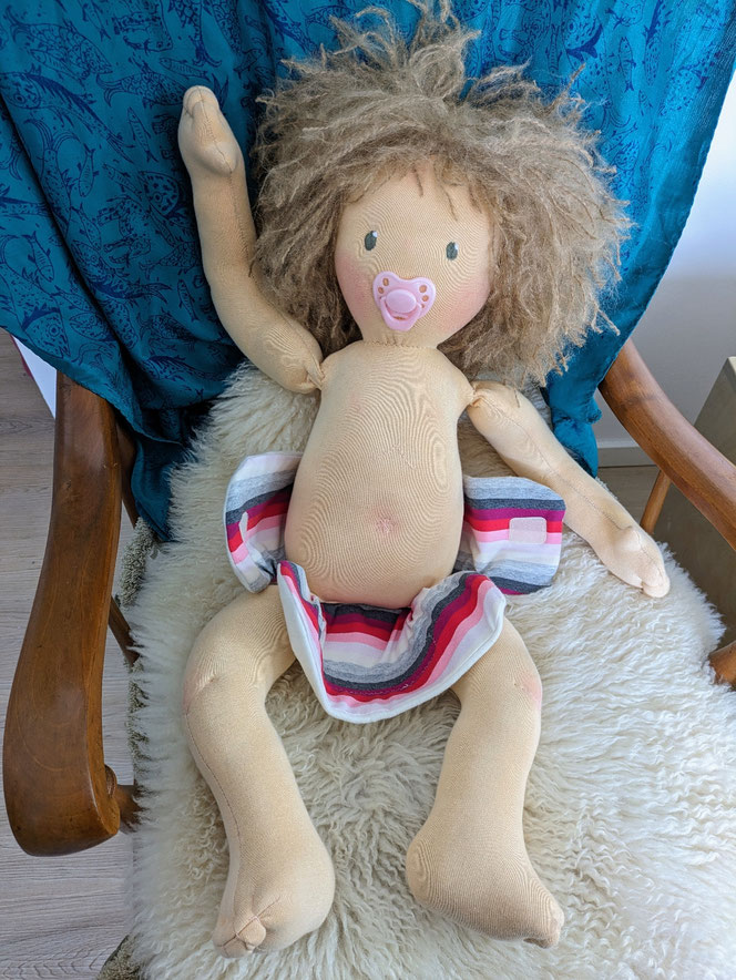 Therapiepuppe für die Kinderphysiotherapie nach z.B. Vojta oder Bobath, Demopuppe, Schulungspuppe, Übungspuppe, weiche bewegliche Therapiepuppe mit anbeugbaren Gliedern, handgemachte Stoffpuppe kaufen, Waldorfart, flexible lebensgroße Babypuppe