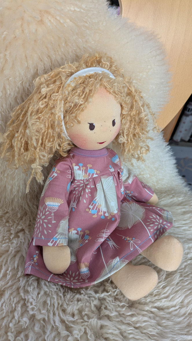 handgemachte Stoffpuppe kaufen, Waldorfart, eigene Heilungspuppe anfertigen lassen, inneres Kind Puppe, individuelle Wunschpuppe, Puppenhandwerk, Puppe nach alten Kinderfotos herstellen lassen, Anteilearbeit, Selbstfürsorge, sich selbst umarmen