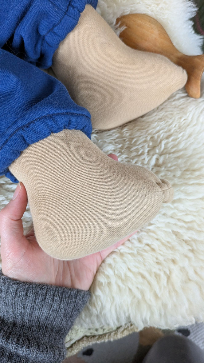 Therapiepuppe für die Kinderphysiotherapie nach z.B. Vojta oder Bobath, Demopuppe, Schulungspuppe, Übungspuppe, weiche bewegliche Therapiepuppe mit anbeugbaren Gliedern, handgemachte Stoffpuppe kaufen, Waldorfart, flexible lebensgroße Babypuppe