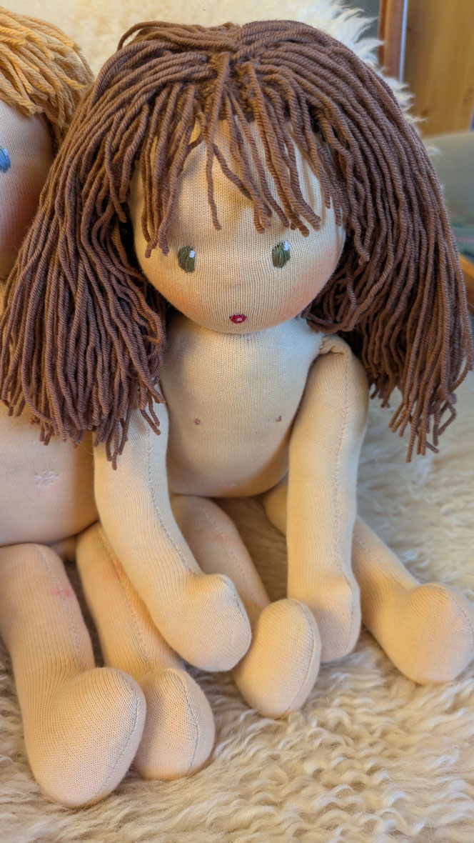 anatomische Puppen für den Kinderschutz, Puppen mit deutlich sichtbaren Geschlechtsmerkmalen, Jungenpuppe, Mädchenpuppe, Hilfsmittel für die Diagnostik bei Kindesmissbrauch, handgemachte Stoffpuppe kaufen, Waldorfart, Therapiepuppe, Wunschpuppe