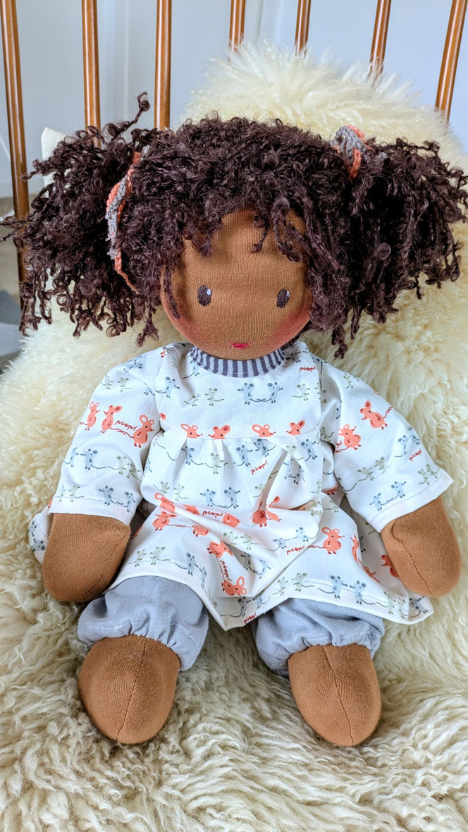 schwarze Puppe, PoC-Puppe, afrodeutsche Puppe, Vielfalt und Repräsentation im Kinderzimmer, diverse Puppen, Empowerment, handgemachte Stoffpuppe kaufen, Waldorfart, individuelle Wunschpuppe, eigene Puppe herstellen lassen, die aussieht wie mein Kind