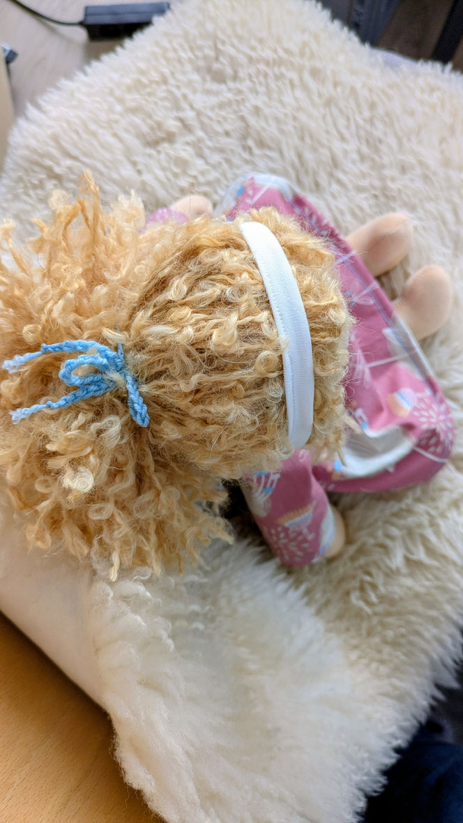 handgemachte Stoffpuppe kaufen, Waldorfart, eigene Heilungspuppe anfertigen lassen, inneres Kind Puppe, individuelle Wunschpuppe, Puppenhandwerk, Puppe nach alten Kinderfotos herstellen lassen, Anteilearbeit, Selbstfürsorge, sich selbst umarmen