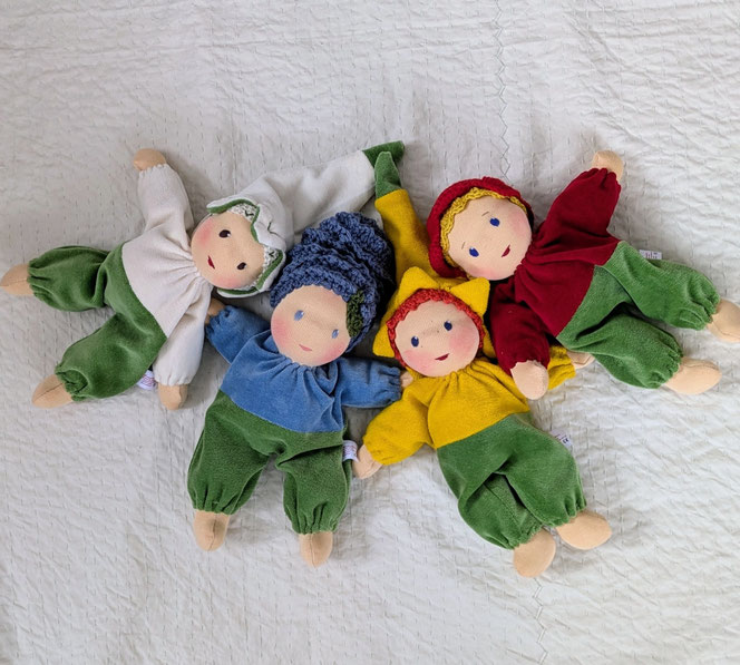 handgemachte Stoffpuppe kaufen, Waldorfart, Blütenkind-Schlamperle, Frühblüher, Schneeglöckchen, Hyazinthe, Narzisse, Osterglocke, Primelchen, Jahreszeitentisch, erste Puppe, lebenslanger Begleiter, eigene Puppe herstellen lassen, ökologische Kinderpuppe