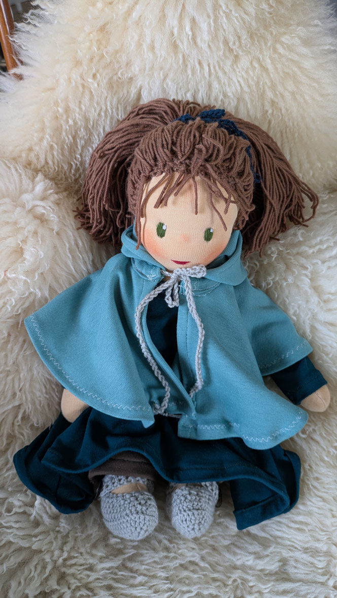 handgemachte Stoffpuppe kaufen, Waldorfart, eigene Puppe anfertigen lassen, individuelle Wunschpuppe, Puppenhandwerk,  Heilungspuppe, inneres Kind Puppe, Puppenfreundin fürs Leben, ökologische Stoffpuppe, bio-fair, Selbstfürsorge, diverse Puppen