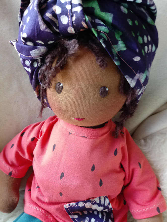 handgemachte Puppe, Waldorfart, Bio-Stoffpuppe, Handarbeit, dunkelhäutige Puppe, afrikanisch, farbige Puppe, afroamerikanisch, Wunschpuppe, individuell, Kinderpuppe, ökologisch, bio-fair, fairliebt, Puppenhandwerk, Puppenfreundin, passend zum Kind