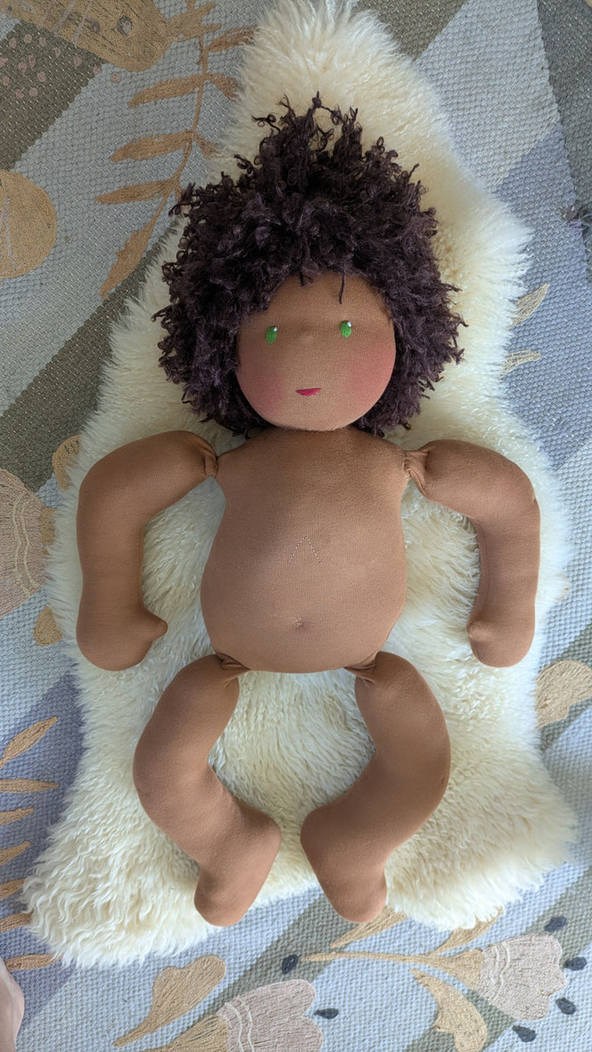 Vojtapuppe, Demopuppe, Bobathpuppe, Puppe für Kinderphysiotherapie, weiche bewegliche Therapiepuppe mit anbeugbaren Gliedern, handgemachte Stoffpuppe kaufen, Waldorfart, eigene individuelle Wunschpuppe herstellen lassen, PoC-Puppe, schwarze Puppe, Babypup