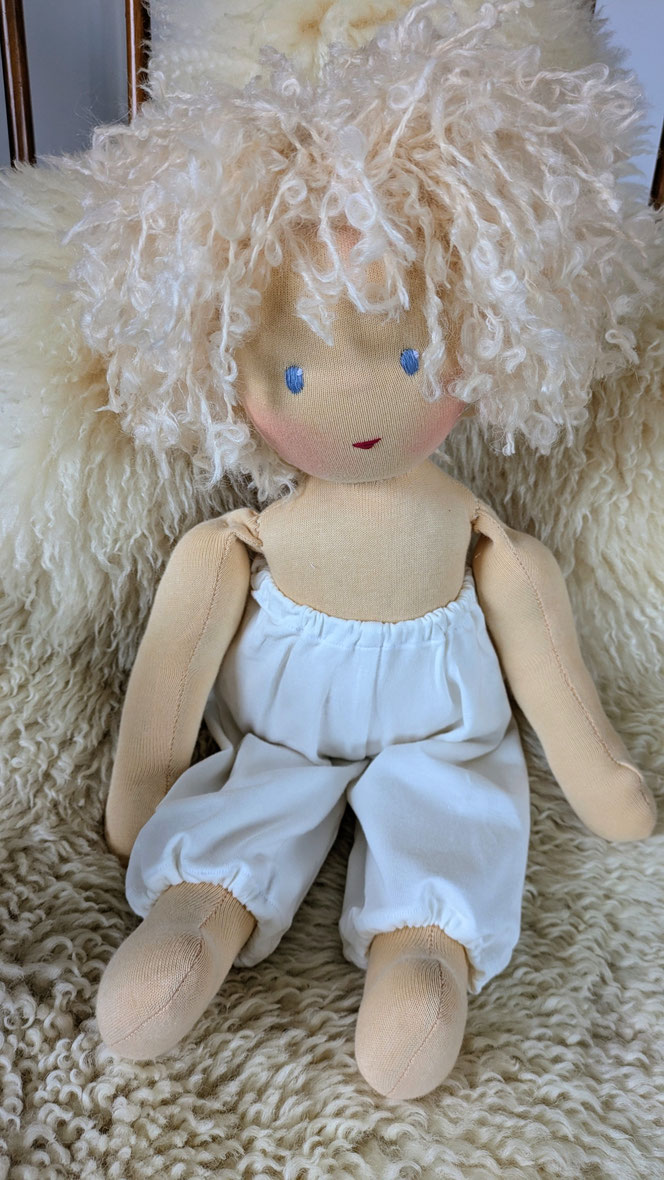handgemachte Stoffpuppe kaufen, Waldorfart, eigene Puppe anfertigen lassen,individuelle Wunschpuppe, Puppenhandwerk, Puppe die aussieht wie mein Kind, Puppe nach Kinderfotos herstellen lassen, ökologische Kinderpuppe, Puppe fürs Leben, bio-fair