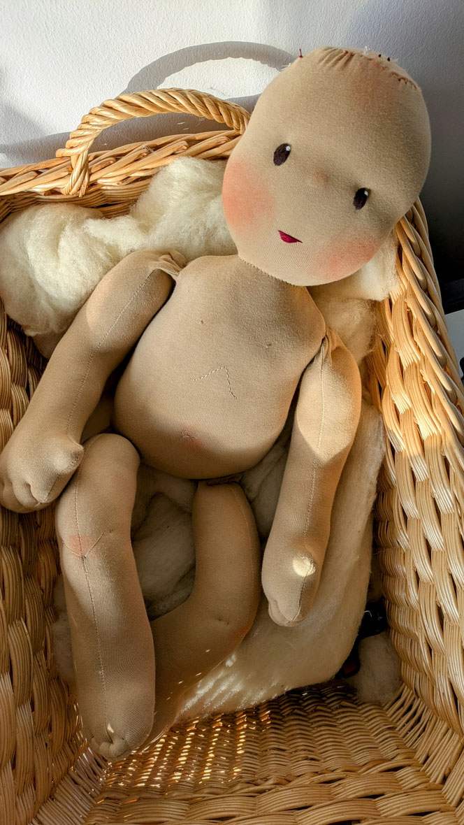 Therapiepuppe für die Kinderphysiotherapie nach z.B. Vojta oder Bobath, Demopuppe, Schulungspuppe, Übungspuppe, weiche bewegliche Therapiepuppe mit anbeugbaren Gliedern, handgemachte Stoffpuppe kaufen, Waldorfart, flexible lebensgroße Babypuppe