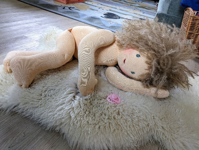 Therapiepuppe für die Kinderphysiotherapie nach z.B. Vojta oder Bobath, Demopuppe, Schulungspuppe, Übungspuppe, weiche bewegliche Therapiepuppe mit anbeugbaren Gliedern, handgemachte Stoffpuppe kaufen, Waldorfart, flexible lebensgroße Babypuppe