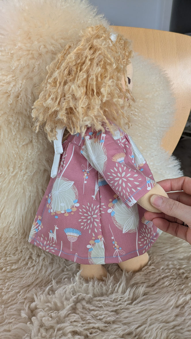 handgemachte Stoffpuppe kaufen, Waldorfart, eigene Heilungspuppe anfertigen lassen, inneres Kind Puppe, individuelle Wunschpuppe, Puppenhandwerk, Puppe nach alten Kinderfotos herstellen lassen, Anteilearbeit, Selbstfürsorge, sich selbst umarmen