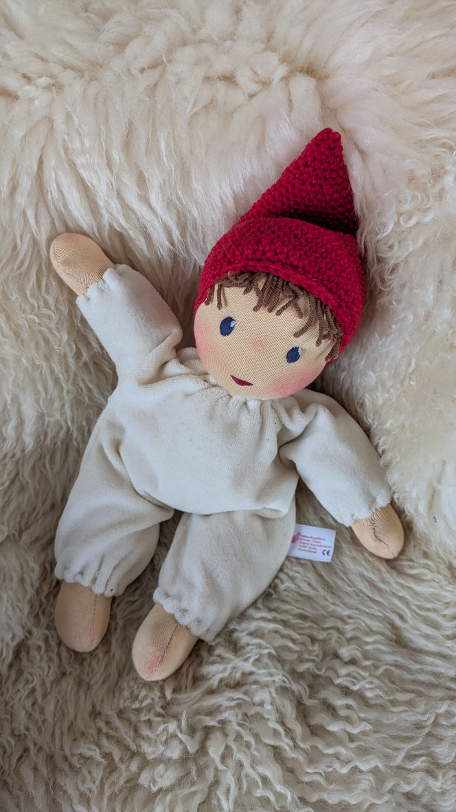 handgemachte Stoffpuppe kaufen, Waldorfart, individuelle Wunschpuppe anfertigen lassen, Puppenhandwerk, Pippa und Pelle Puppen, Daniela Drescher, Verlag Urachhaus, Pippa und Pelle Schlamperle, eigene Puppe herstellen lassen, Naturmaterial, bio-faire Puppe