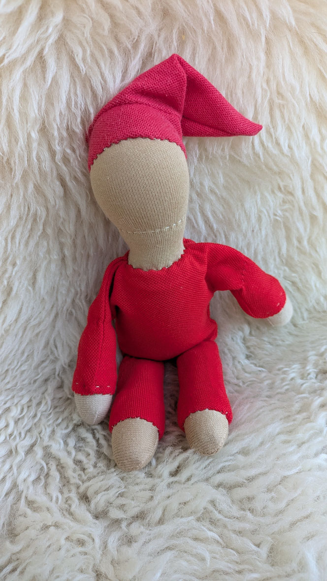 handgemachte Stoffpuppe kaufen, Waldorfart, eigene Puppe anfertigen lassen, individuelle Wunschpuppe, Puppendoktor, Stoffpuppe aus bio-fairen Naturmaterialien, Puppe nach Kinderfotos herstellen lassen, Lebensbegleiter, alte Puppe wiederherstellen lassen