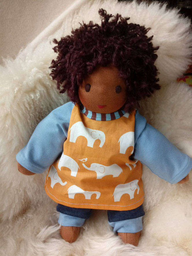 Bio-Stoffpuppe, schwarz, dunkel, handgemachte Puppe, Puppenhandwerk, afrikanische Stoffpuppe, afro-amerikanisch, Steiner Puppe, Waldorfart, individuelle Puppe, Wunschpuppe, bio-fair, Naturmaterial, Puppenfreund, genderneutral, unisex Puppe, Empowerment