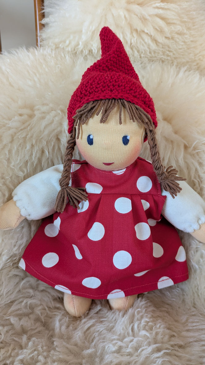 handgemachte Stoffpuppe kaufen, Waldorfart, individuelle Wunschpuppe anfertigen lassen, Puppenhandwerk, Pippa und Pelle Puppen, Daniela Drescher, Verlag Urachhaus, Pippa und Pelle Schlamperle, eigene Puppe herstellen lassen, Naturmaterial, bio-faire Puppe