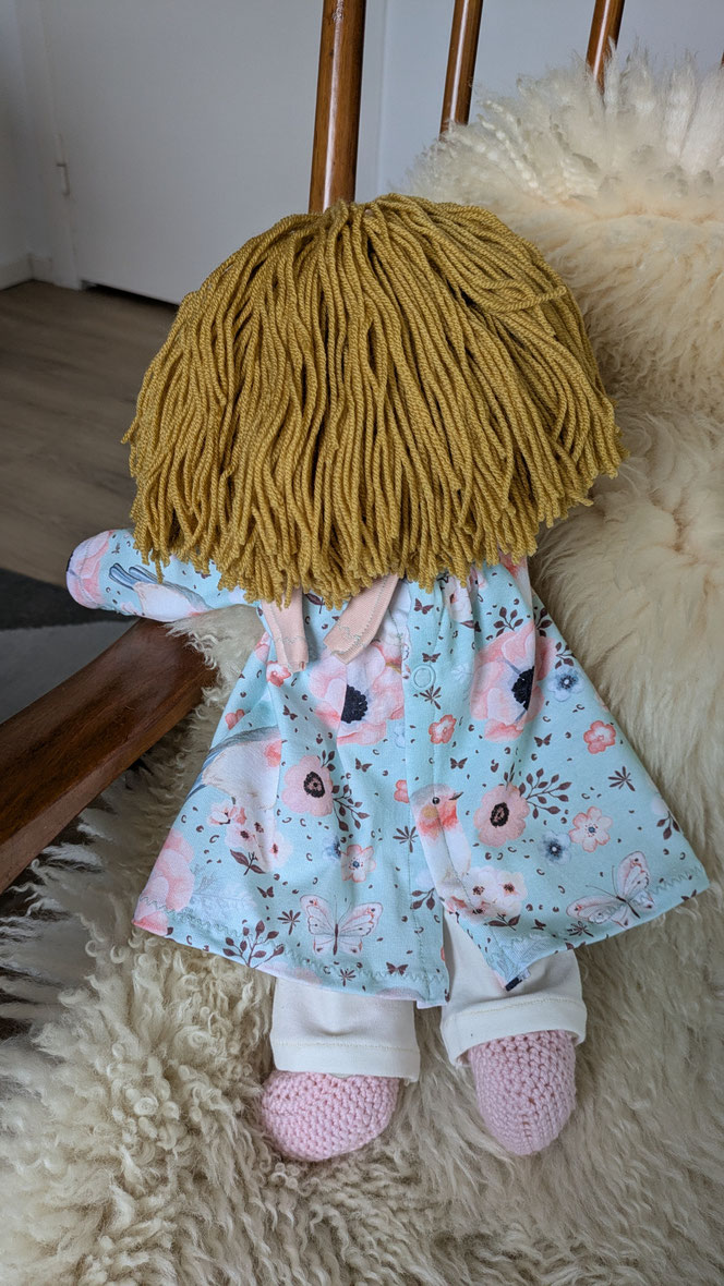 handgemachte Stoffpuppe kaufen, Waldorfart, eigene Heilungspuppe anfertigen lassen, inneres Kind Puppe, Waldorfart, individuelle Wunschpuppe, Puppenhandwerk, Anteilearbeit, Bindungstrauma, Sonnenkind, Puppenfreundin, bio-fair, Naturmaterial