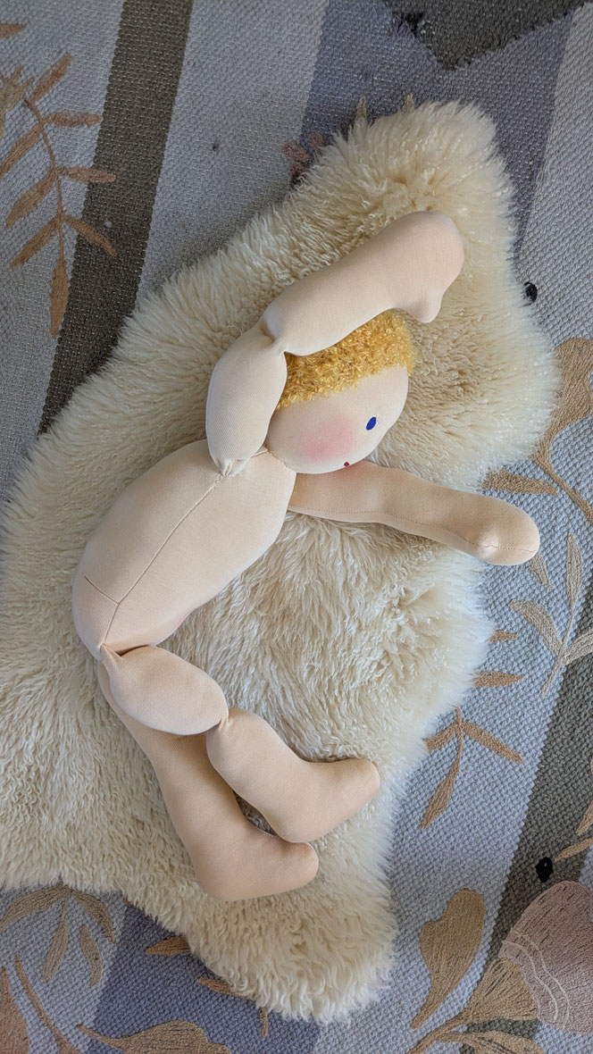 Therapiepuppe für die Kinderphysiotherapie nach z.B. Vojta oder Bobath, Demopuppe, Schulungspuppe, Übungspuppe, weiche bewegliche Therapiepuppe mit anbeugbaren Gliedern, handgemachte Stoffpuppe kaufen, Waldorfart, flexible lebensgroße Babypuppe