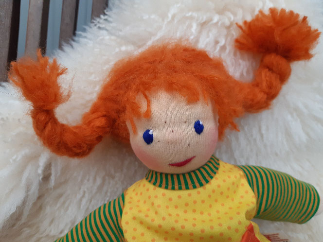 Pippi Langstrumpf, Pippi Puppe, Waldorfart, Schlamperle, handgemachte Stoffpuppe, Kuschelpuppe, eigene Puppe herstellen lassen, Puppenhandwerk, ökologische Kinderpuppe, Puppe aus bio-fairem Naturmaterial