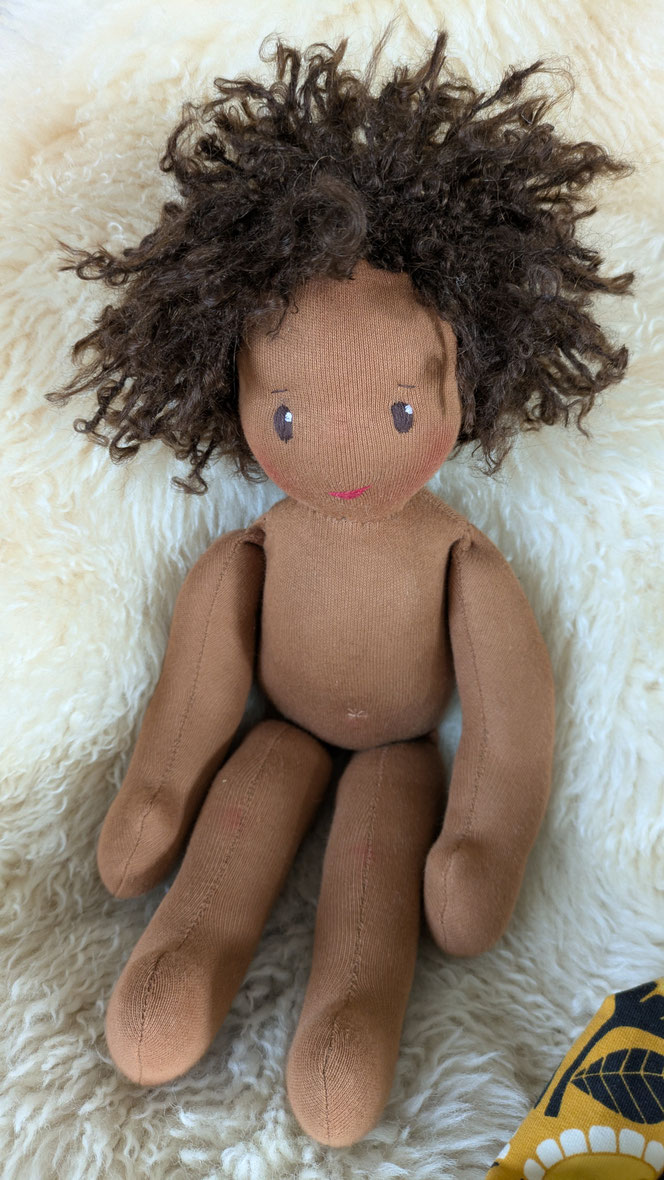 schwarze Puppe, afrodeutsche Puppe, Vielfalt und Repräsentation im Kinderzimmer, diverse Puppen, Empowerment, handgemachte Stoffpuppe kaufen, Waldorfart, individuelle Wunschpuppe, eigene Puppe herstellen lassen, die aussieht wie mein Kind, bio-faire Puppe