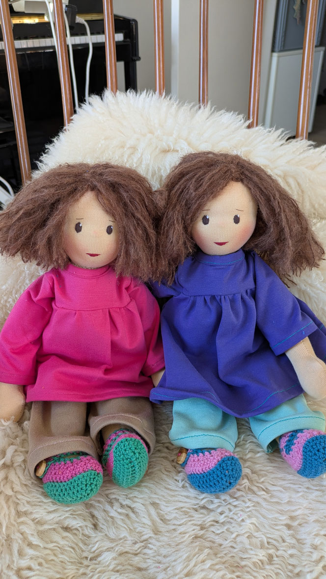 handgemachte Stoffpuppe kaufen, Waldorfart, eigene Puppe anfertigen lassen, Zuckertütenpuppe, Schultütenpuppe, Einschulungsgeschenk, individuelle Wunschpuppe, Puppenhandwerk, lebenslange Puppenfreunde, Puppe nach Kinderfotos herstellen lassen, bio-fair