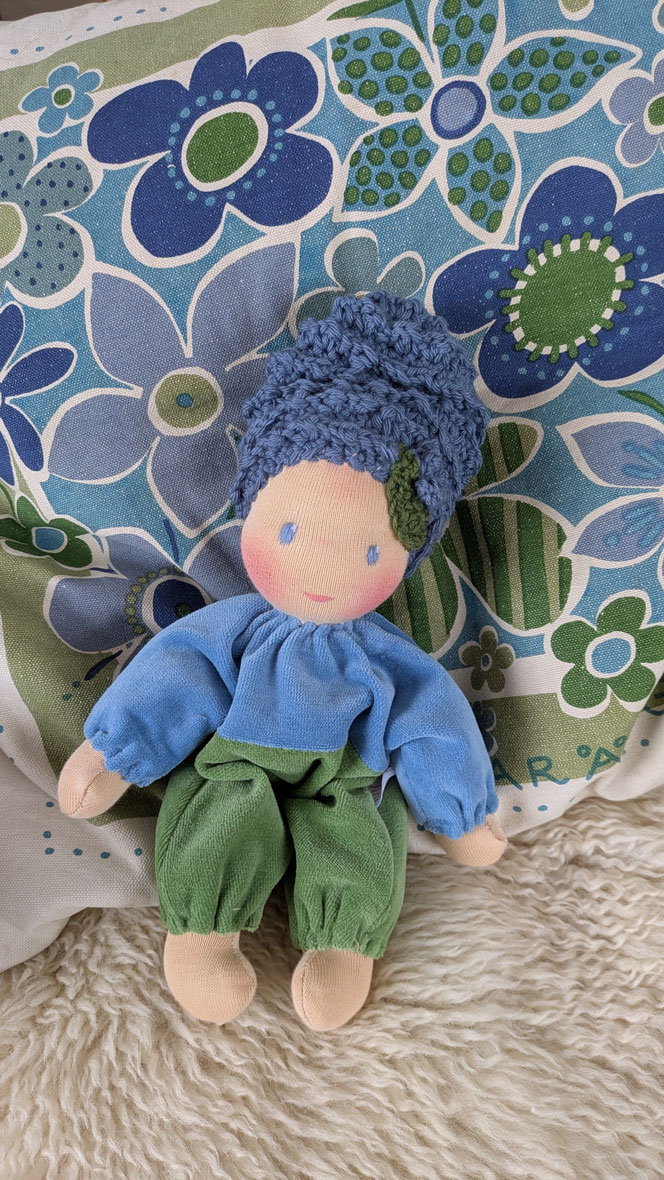 handgemachte Stoffpuppe kaufen, Waldorfart, Blütenkind-Schlamperle, Frühblüher, Schneeglöckchen, Hyazinthe, Narzisse, Osterglocke, Primelchen, Jahreszeitentisch, erste Puppe, lebenslanger Begleiter, eigene Puppe herstellen lassen, ökologische Kinderpuppe