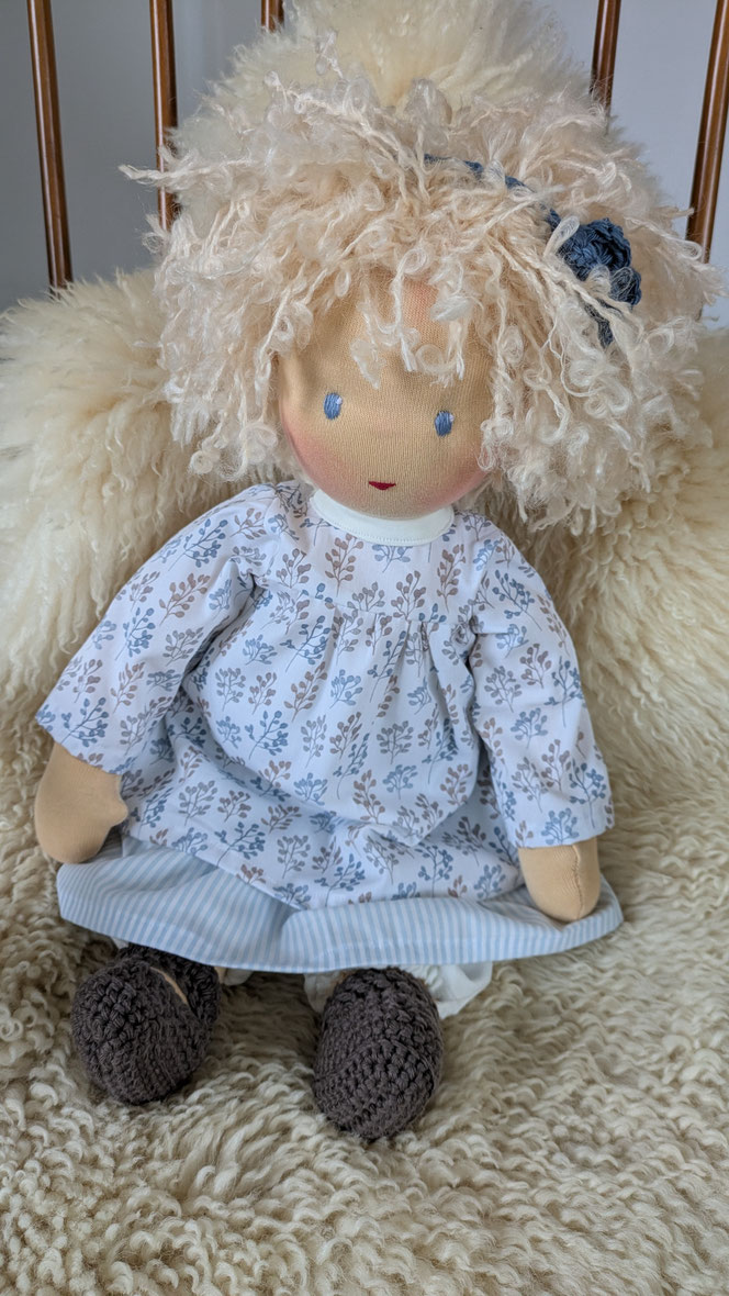 handgemachte Stoffpuppe kaufen, Waldorfart, eigene Puppe anfertigen lassen,individuelle Wunschpuppe, Puppenhandwerk, Puppe die aussieht wie mein Kind, Puppe nach Kinderfotos herstellen lassen, ökologische Kinderpuppe, Puppe fürs Leben, bio-fair