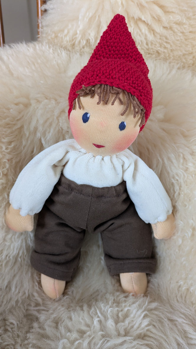handgemachte Stoffpuppe kaufen, Waldorfart, individuelle Wunschpuppe anfertigen lassen, Puppenhandwerk, Pippa und Pelle Puppen, Daniela Drescher, Verlag Urachhaus, Pippa und Pelle Schlamperle, eigene Puppe herstellen lassen, Naturmaterial, bio-faire Puppe