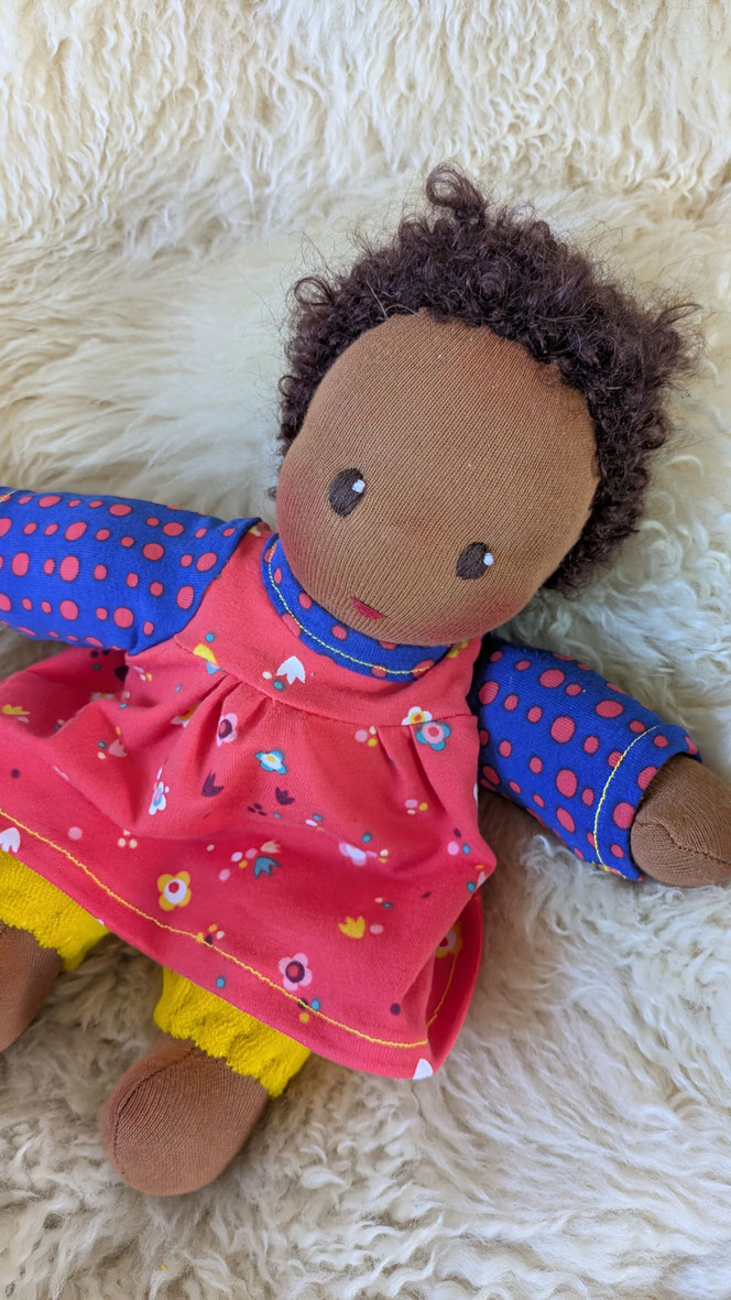 handgemachte Stoffpuppe kaufen, PoC-Puppe, PoC-Püppchen, schwarze Puppe, afrikanische Puppe, Diversität im Kinderzimmer, diskriminierungssensibel, vorurteilsfrei, Waldorfart, eigene Puppe anfertigen lassen, individuelle Wunschpuppe, Puppenhandwerk