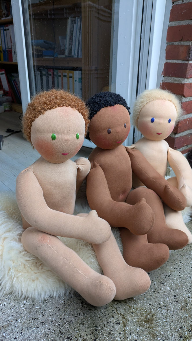 Vojtapuppe, Demopuppe, Bobathpuppe, Puppe für Kinderphysiotherapie, weiche bewegliche Therapiepuppe mit anbeugbaren Gliedern, handgemachte Stoffpuppe kaufen, Waldorfart, eigene individuelle Wunschpuppe herstellen lassen, Puppenhandwerk, ökologische Puppe