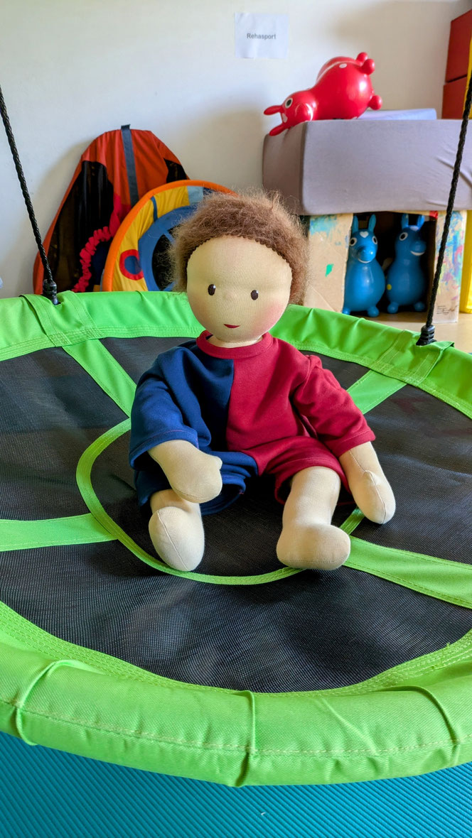 Therapiepuppe für die Kinderphysiotherapie nach z.B. Vojta oder Bobath, Demopuppe, Schulungspuppe, Übungspuppe, weiche bewegliche Therapiepuppe mit anbeugbaren Gliedern, handgemachte Stoffpuppe kaufen, Waldorfart, flexible lebensgroße Babypuppe