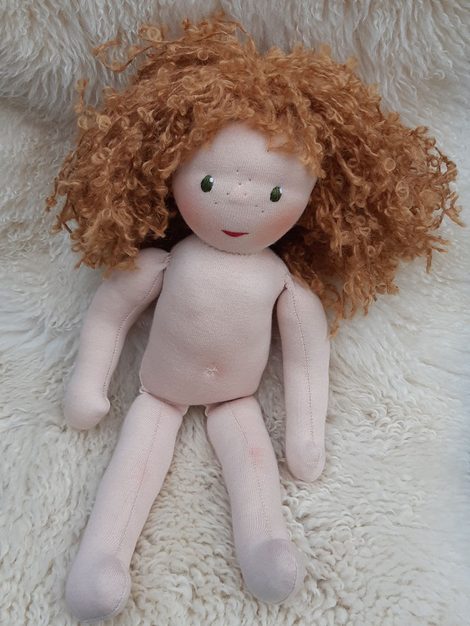 Bio-Stoffpuppe, individuelle Puppe passend zum Kind, Waldorfart, inneres Kind heilen, innere Kind Puppe, Wunschpuppe, Heilungspuppe, handgefertigte Puppe, handgemachte Puppe, hochwertig, Entwicklungstrauma, Bindungstrauma, Anteilearbeit, Puppenhandwerk