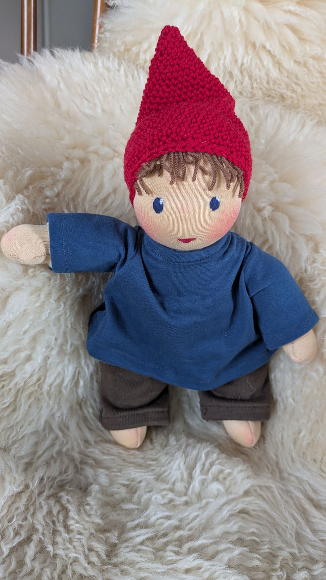 handgemachte Stoffpuppe kaufen, Waldorfart, individuelle Wunschpuppe anfertigen lassen, Puppenhandwerk, Pippa und Pelle Puppen, Daniela Drescher, Verlag Urachhaus, Pippa und Pelle Schlamperle, eigene Puppe herstellen lassen, Naturmaterial, bio-faire Puppe