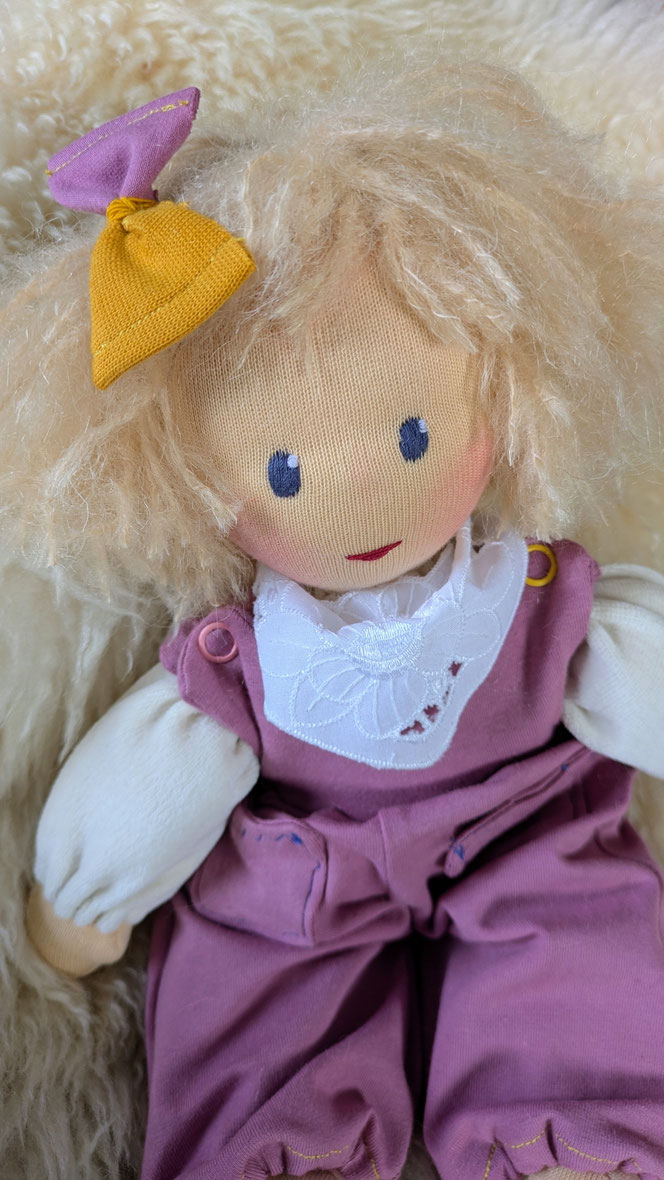Heilungspuppe, das innere Kind heilen, inneres Kind Puppe, Waldorfart, handgemachte Stoffpuppe kaufen, eigene Puppe nach alten Kinderfotos anfertigen lassen, gewichtete Puppe, Gewichtspuppe, beschwerte Puppe, individuelle Wunschpuppe herstellen lassen