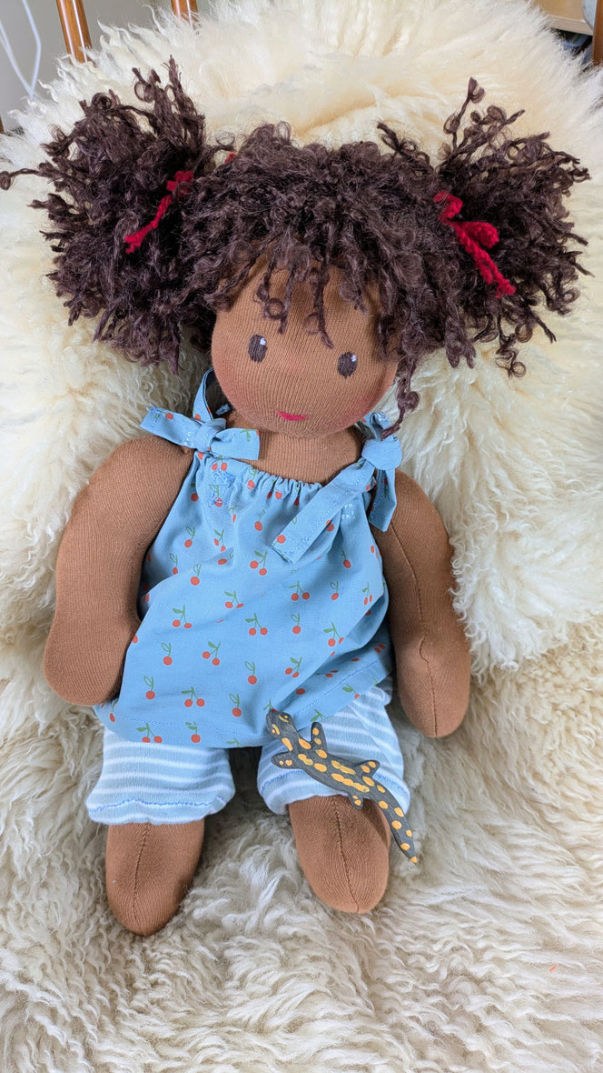 Tamika, handgemachte Stoffpuppe kaufen, afrodeutsche Puppe, schwarze Puppe, afrikanische Puppe, Waldorfart, Puppenhandwerk, ökologische Kinderpuppe, schwarzes Puppenbaby, individuelle Wunschpuppe, Stoffpuppe aus bio-fairen Naturmaterialien, diverse Puppen