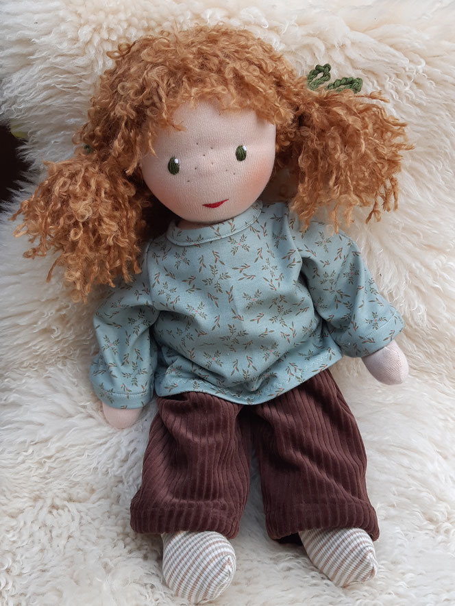 Bio-Stoffpuppe, individuelle Puppe passend zum Kind, Waldorfart, inneres Kind heilen, innere Kind Puppe, Wunschpuppe, Heilungspuppe, handgefertigte Puppe, handgemachte Puppe, hochwertig, Entwicklungstrauma, Bindungstrauma, Anteilearbeit, Puppenhandwerk