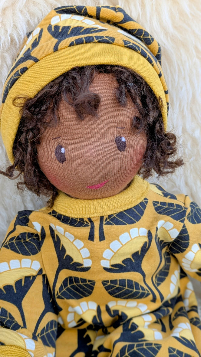 schwarze Puppe, afrodeutsche Puppe, Vielfalt und Repräsentation im Kinderzimmer, diverse Puppen, Empowerment, handgemachte Stoffpuppe kaufen, Waldorfart, individuelle Wunschpuppe, eigene Puppe herstellen lassen, die aussieht wie mein Kind, bio-faire Puppe