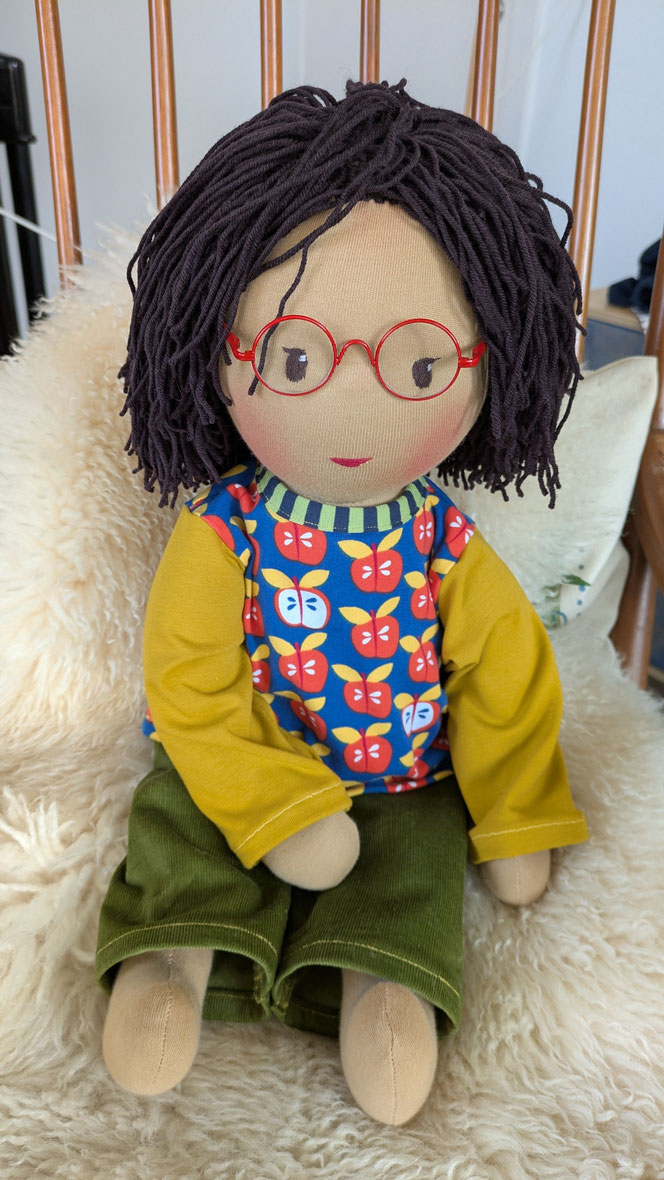 asiatische Puppe, POC-Puppe, Vielfalt und Repräsentation im Kinderzimmer, diverse Puppen, Empowerment, handgemachte Stoffpuppe kaufen, Waldorfart, individuelle Wunschpuppe, eigene Puppe herstellen lassen, die aussieht wie mein Kind, vorurteilsfrei erziehe