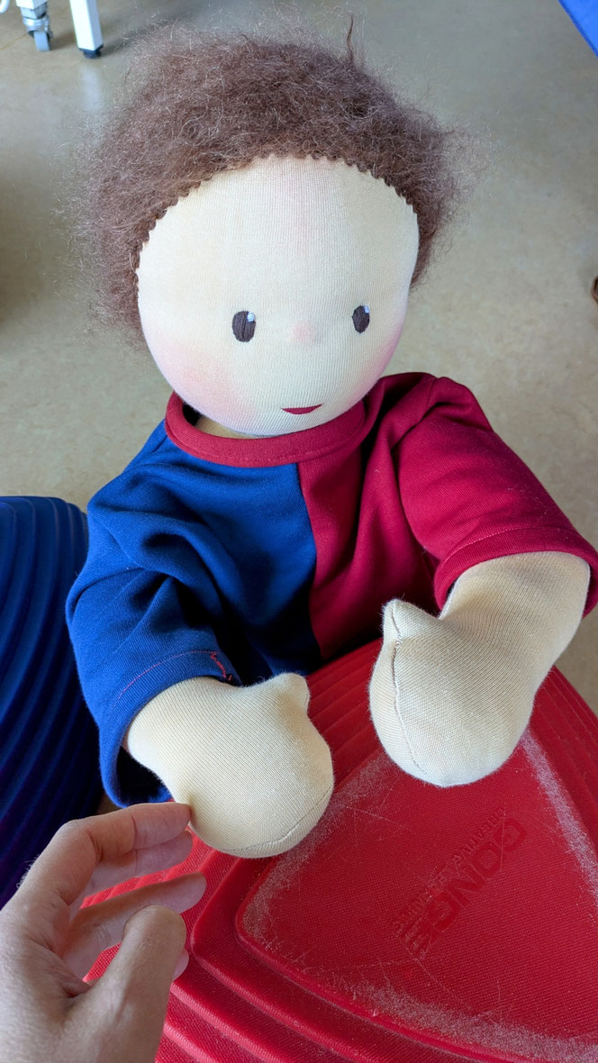 Therapiepuppe für die Kinderphysiotherapie nach z.B. Vojta oder Bobath, Demopuppe, Schulungspuppe, Übungspuppe, weiche bewegliche Therapiepuppe mit anbeugbaren Gliedern, handgemachte Stoffpuppe kaufen, Waldorfart, flexible lebensgroße Babypuppe