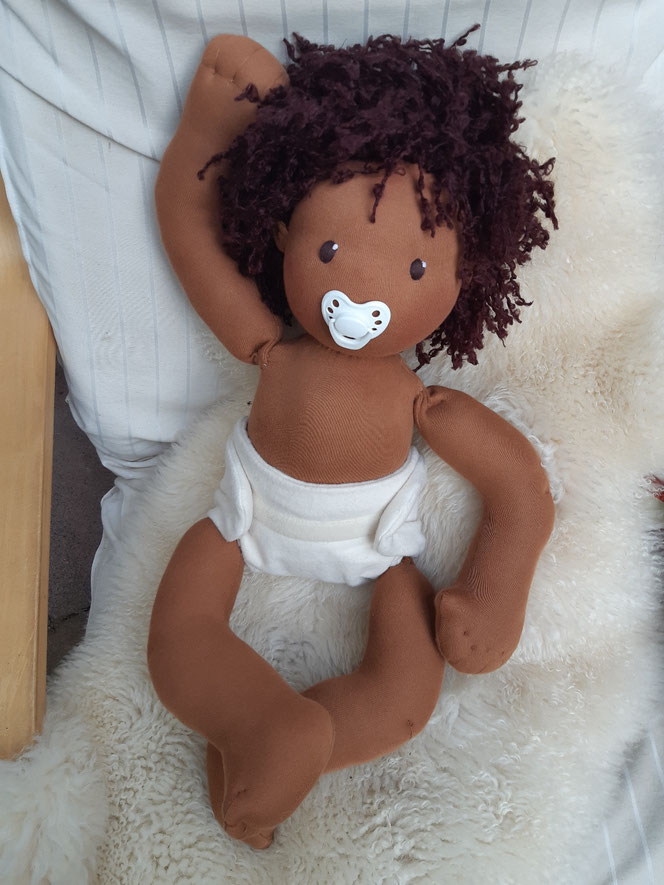 Bio-Stoffpuppe,  individuelle Puppe passend zum Kind, Waldorfart, schwarze Puppe, Empowerment, genderneutral, Babypuppe mit Schnuller, Wunschpuppe, bio-fair, ökofairliebt, Selbstakzeptanz, Naturmaterial, Puppenhandwerk, Sehr großes Puppenbaby, lebensgroß