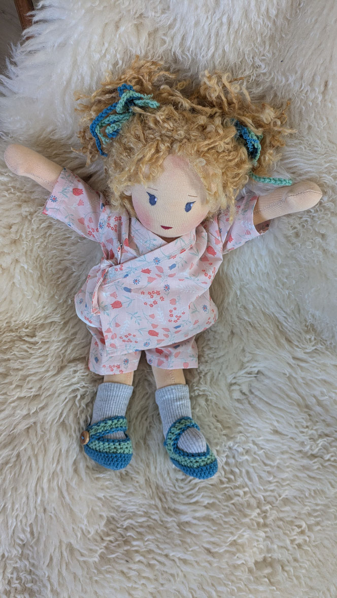handgemachte Stoffpuppe kaufen, Waldorfart, eigene Puppe anfertigen lassen,individuelle Wunschpuppe, Puppenhandwerk, Puppe die aussieht wie mein Kind, Puppe nach Kinderfotos herstellen lassen, Puppe mit Leberflecken, Puppe fürs Leben, Puppenfreundin