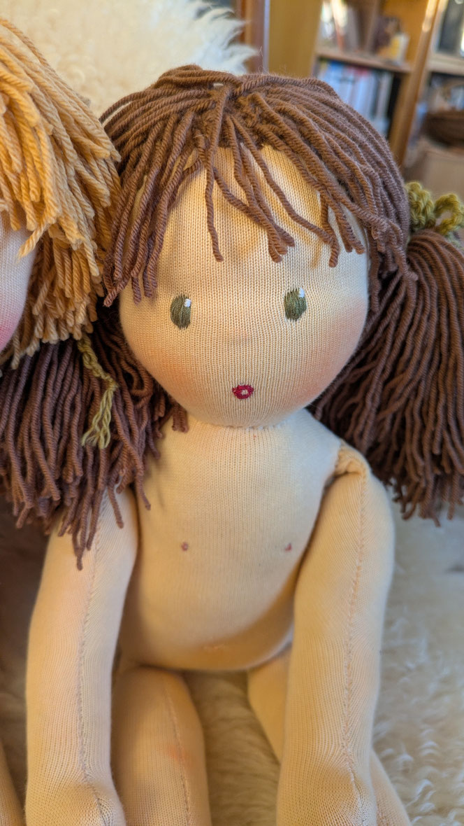 anatomische Puppen für den Kinderschutz, Puppen mit deutlich sichtbaren Geschlechtsmerkmalen, Jungenpuppe, Mädchenpuppe, Hilfsmittel für die Diagnostik bei Kindesmissbrauch, handgemachte Stoffpuppe kaufen, Waldorfart, Therapiepuppe, Wunschpuppe