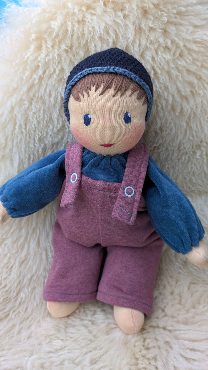 handgemachte Stoffpuppe kaufen, Waldorfart, individuelle Wunschpuppe, Schlamperle, eigene Puppe anfertigen lassen, die aussieht wie mein Kind, Puppe fürs Leben, ökofairliebt, ökologische Kinderpuppe, besonderes Taufgeschenk, Geburtsgeschenk, Naturmaterial