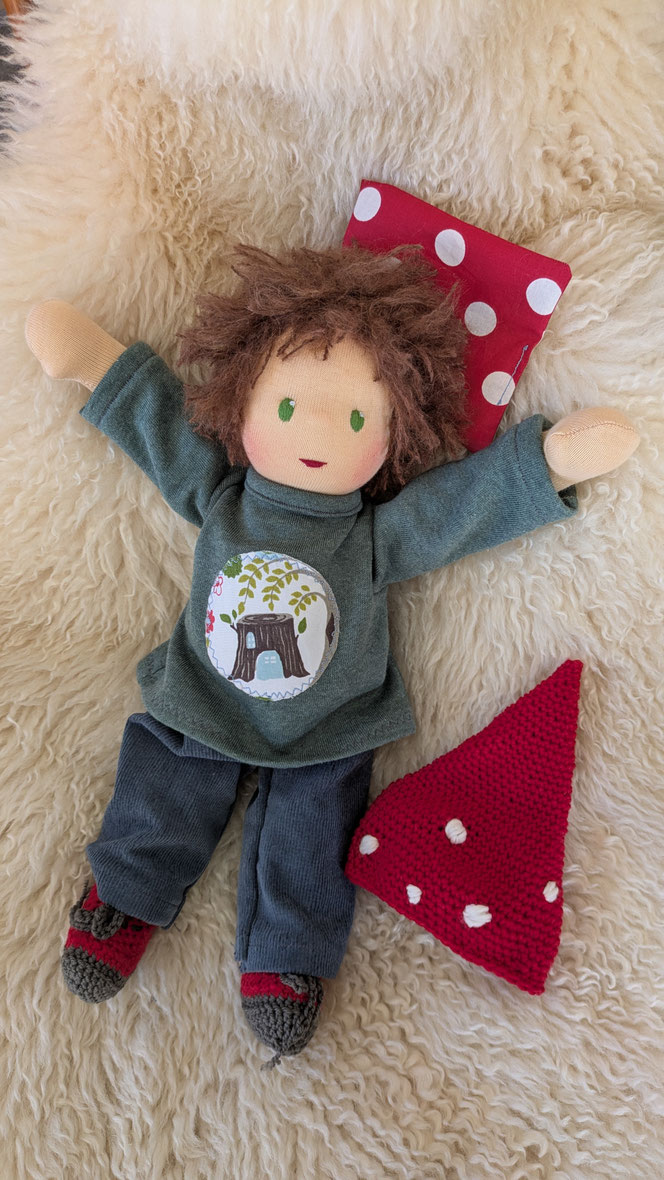 Willi Waldzwerg, handgemachte Stoffpuppe kaufen, Annette Sperling, singende Waldzwerge, Waldmusikpädagogik, individuelle Wunschpuppe, Puppenhandwerk, Waldorfart, eigene Puppe anfertigen lassen, Puppe aus Naturmaterialien, Fliegenpilzpuppe, Ökopuppe