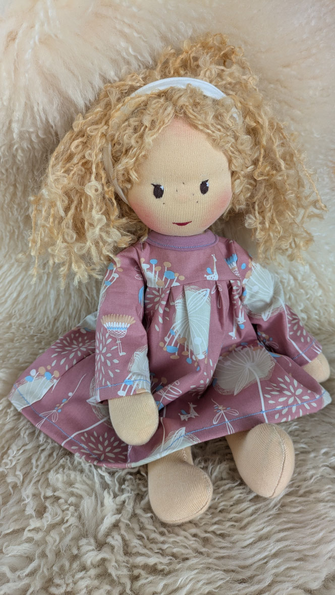handgemachte Stoffpuppe kaufen, Waldorfart, eigene Heilungspuppe anfertigen lassen, inneres Kind Puppe, individuelle Wunschpuppe, Puppenhandwerk, Puppe nach alten Kinderfotos herstellen lassen, Anteilearbeit, Selbstfürsorge, sich selbst umarmen