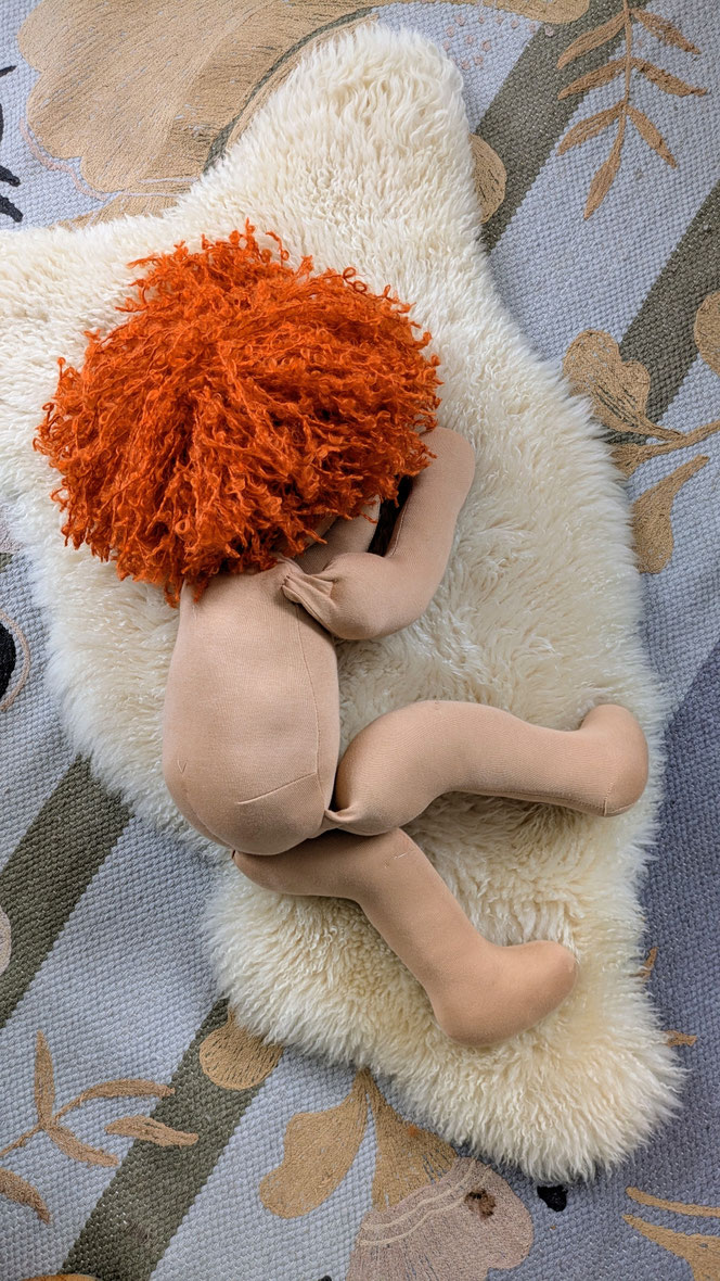 Therapiepuppe für die Kinderphysiotherapie nach z.B. Vojta oder Bobath, Demopuppe, Schulungspuppe, Übungspuppe, weiche bewegliche Therapiepuppe mit anbeugbaren Gliedern, handgemachte Stoffpuppe kaufen, Waldorfart, flexible lebensgroße Babypuppe