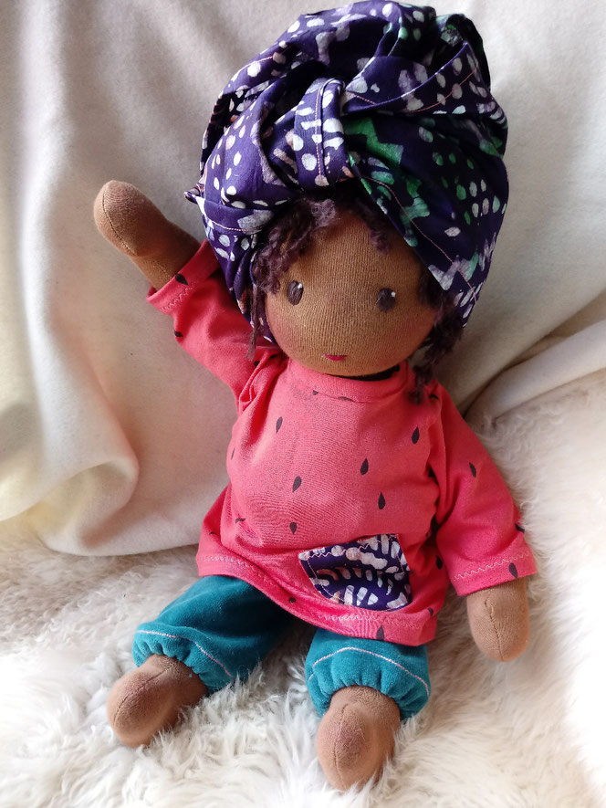 handgemachte Puppe, Waldorfart, Bio-Stoffpuppe, Handarbeit, dunkelhäutige Puppe, afrikanisch, farbige Puppe, afroamerikanisch, Wunschpuppe, individuell, Kinderpuppe, ökologisch, bio-fair, fairliebt, Puppenhandwerk, Puppenfreundin, passend zum Kind