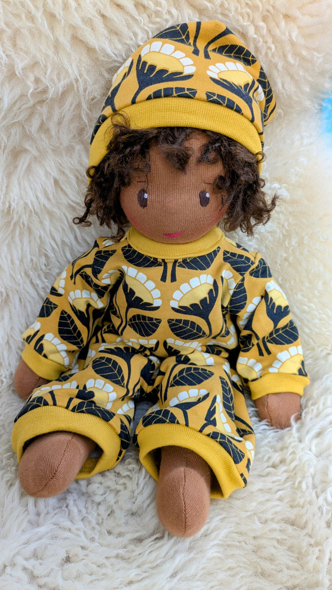 schwarze Puppe, afrodeutsche Puppe, Vielfalt und Repräsentation im Kinderzimmer, diverse Puppen, Empowerment, handgemachte Stoffpuppe kaufen, Waldorfart, individuelle Wunschpuppe, eigene Puppe herstellen lassen, die aussieht wie mein Kind, bio-faire Puppe